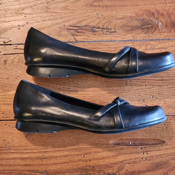 NWOT Bare Traps Restless leather flats Size 7 Color black - Picture 2 of 7